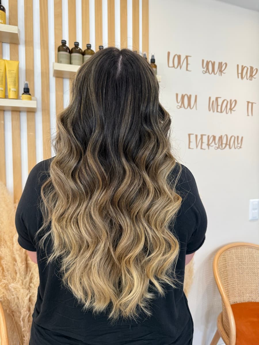 Balayage biondo con onde - Colorazione professionale Bioggio