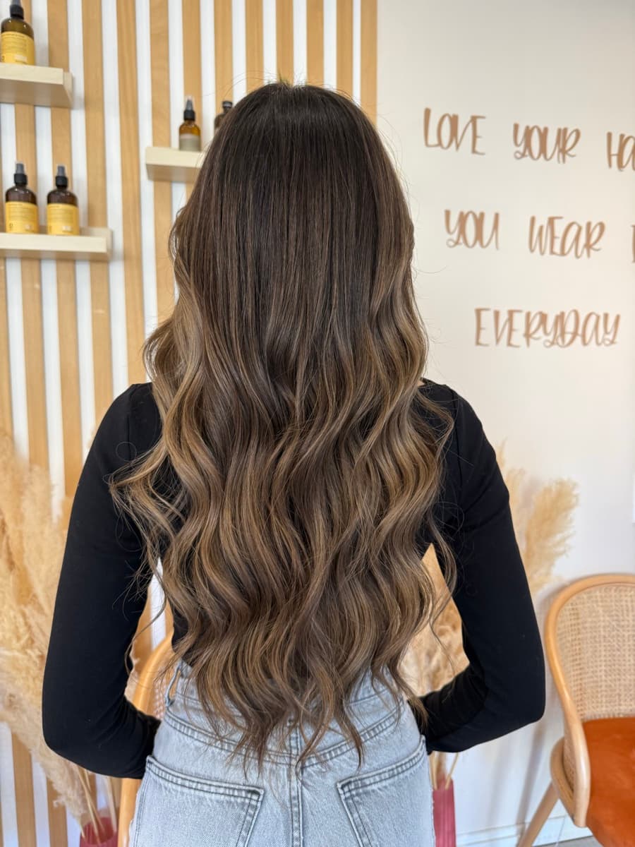 Balayage castano con onde lunghe - Salone donna Bioggio