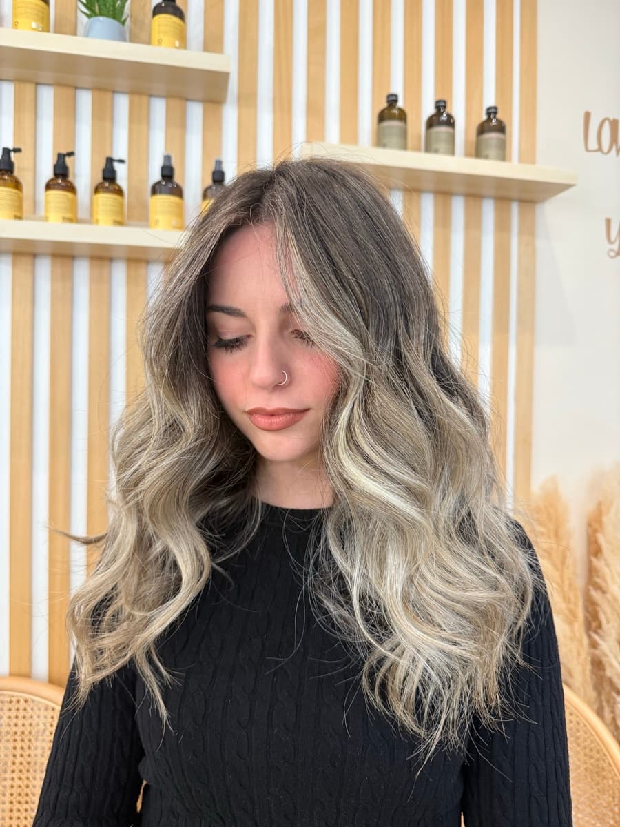 Biondo freddo con onde volume - Parrucchiere donna Bioggio